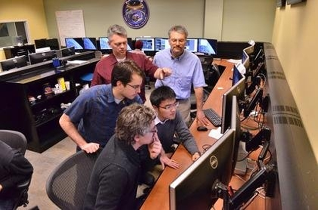 Students work in the control room in the University of Colorado Boulder's Laboratory for Atmospheric and Space Physics under the direction of mission Flight Director Jason Beech (back, left) and Science Operations Center Manager Chris Pankratz. Source: Casey Cass/University of Colorado
