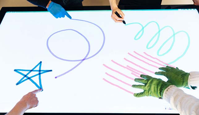 The monitor supports 20-point multi-touch, to allow multiple people to interact with the screen at the same time. Similar to Microsoft's Surface Hub, content on the display can be manipulated with fingers or palms.